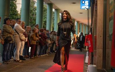 Laudioko moda erakusleihoetatik kalera, bizilagunen eskutik