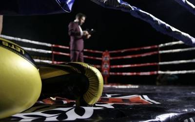 Jendez beteta Mallabiko pilotalekua Urriko Jaietako kick-boxing gauean