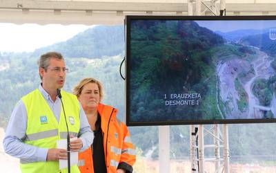 Diputatu nagusiak eta Bide Azpiegitura diputatuak Antzuola-Bergara saihesbide proiektuaren lanak bisitatu dituzte