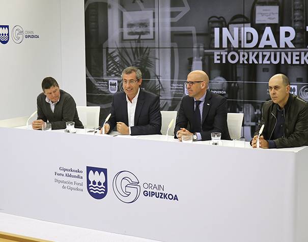 Beasaingo Indar enpresaren historia biltzen duen Etorkizuneko sustraiak liburua aurkeztu dute Aldundian