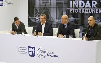 Beasaingo Indar enpresaren historia biltzen duen Etorkizuneko sustraiak liburua aurkeztu dute Aldundian