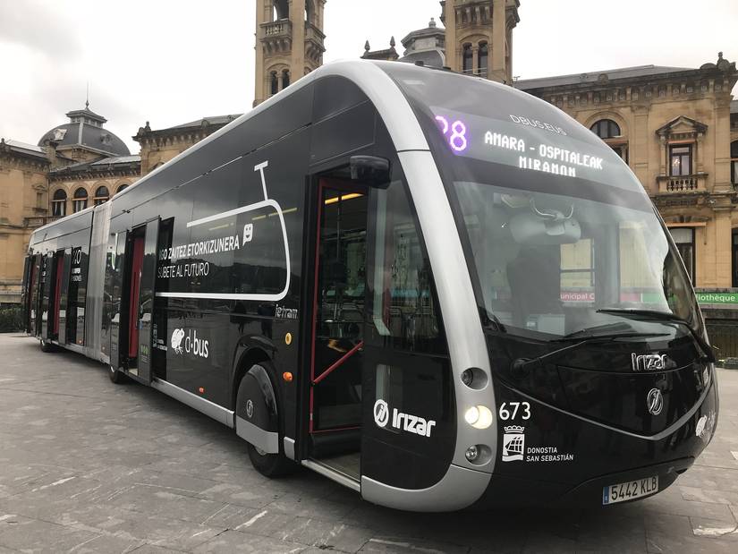 Dbus-en lehen autobus %100 elektriko artikulatua aurkeztu dute